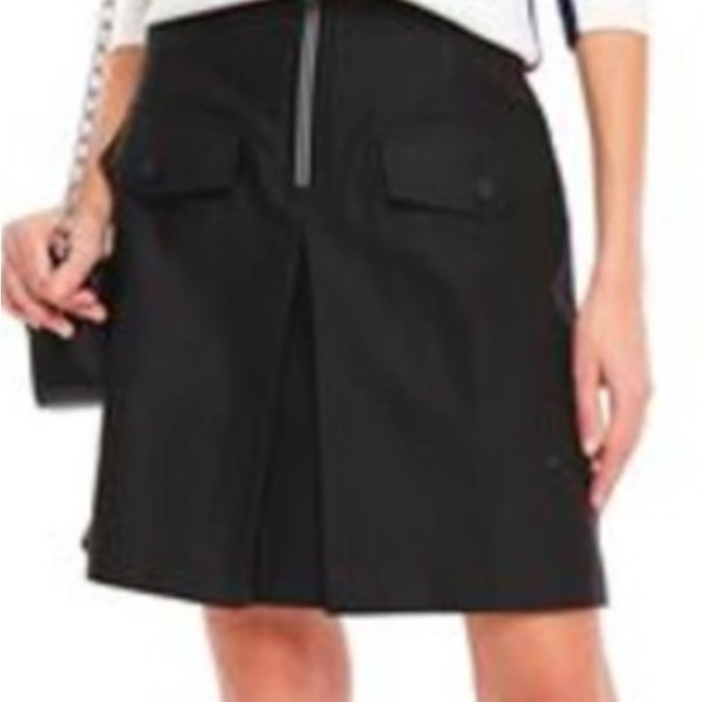 NWT SANDRO PARIS ZIP UP MINISKIRT. BLACK W WHITE DETAILS. SIZE 2